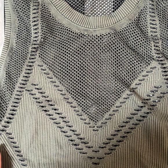 ATHLETA Sz M Oxygen Two Toned Tank in Olive & Black - Picture 2 of 5